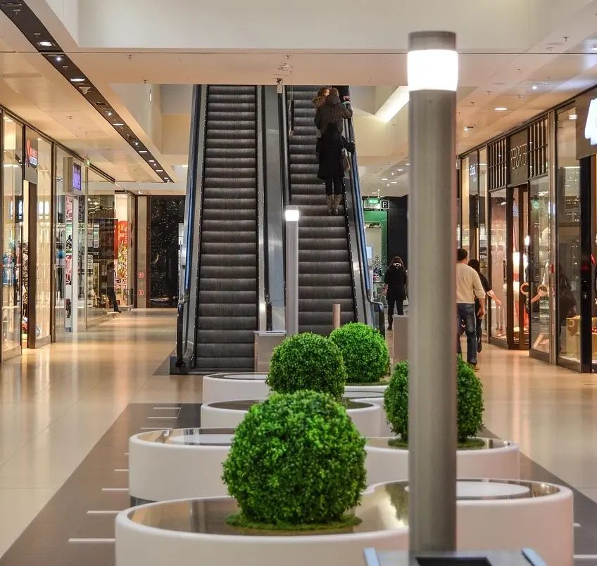 Shopping mall cleaning with Sveabot S100 Pro